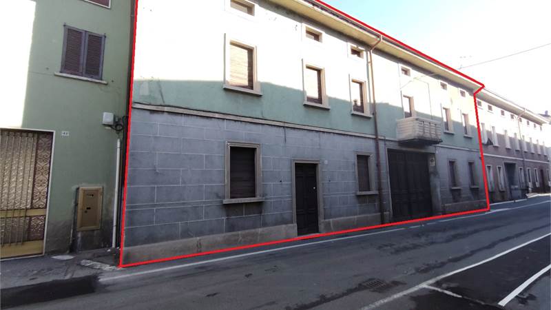 Intero compendio con chiostro interno