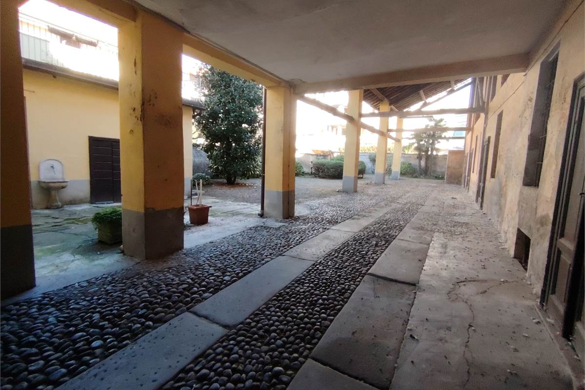 Intero compendio con chiostro interno