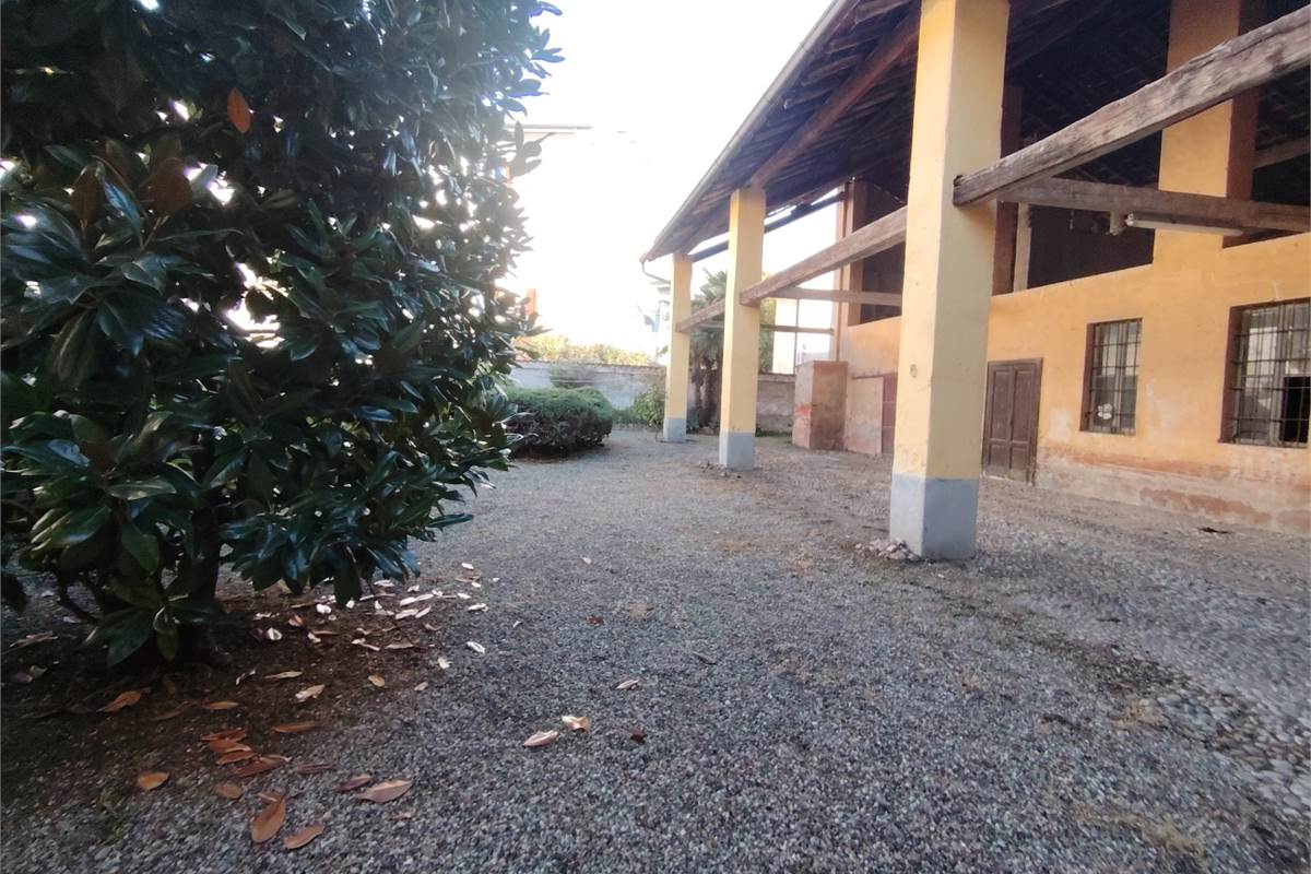 Intero compendio con chiostro interno