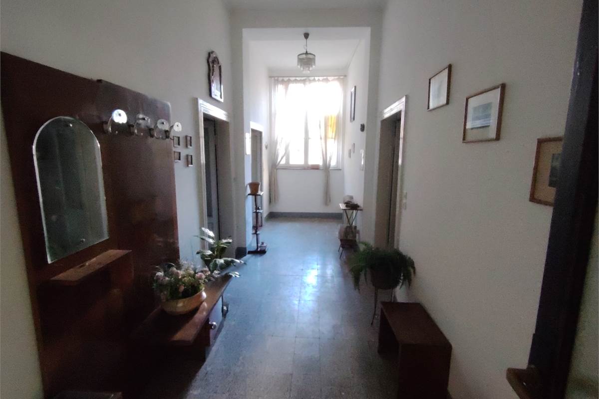 Intero compendio con chiostro interno