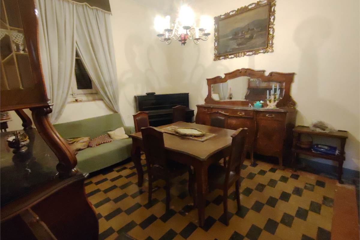 Intero compendio con chiostro interno