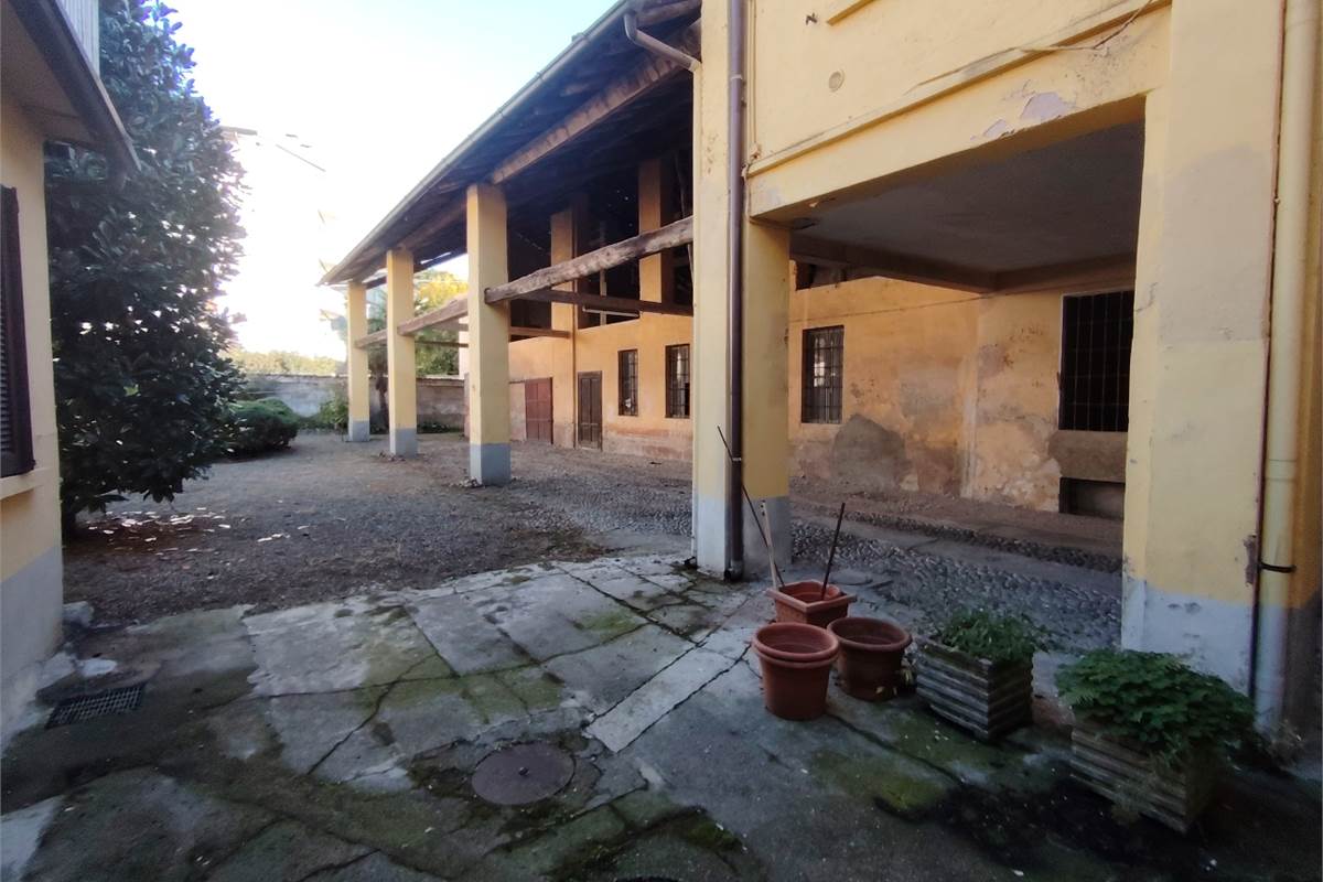 Intero compendio con chiostro interno