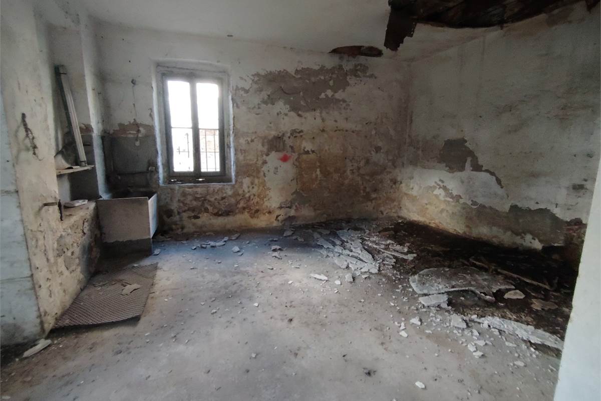 Intero compendio con chiostro interno