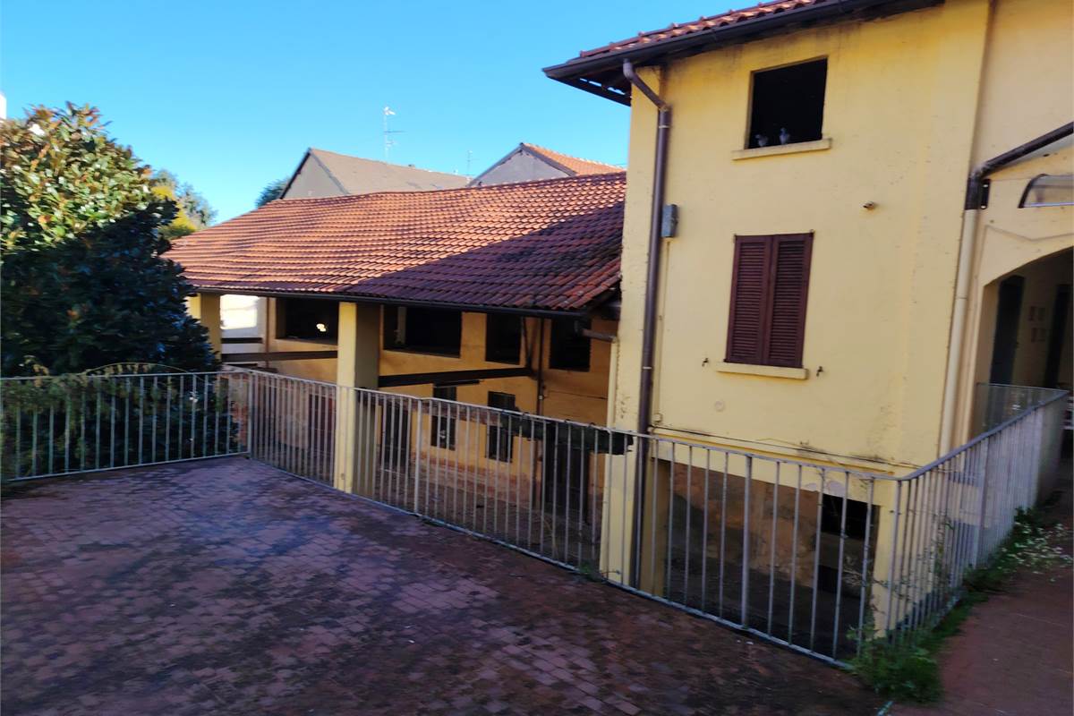 Intero compendio con chiostro interno