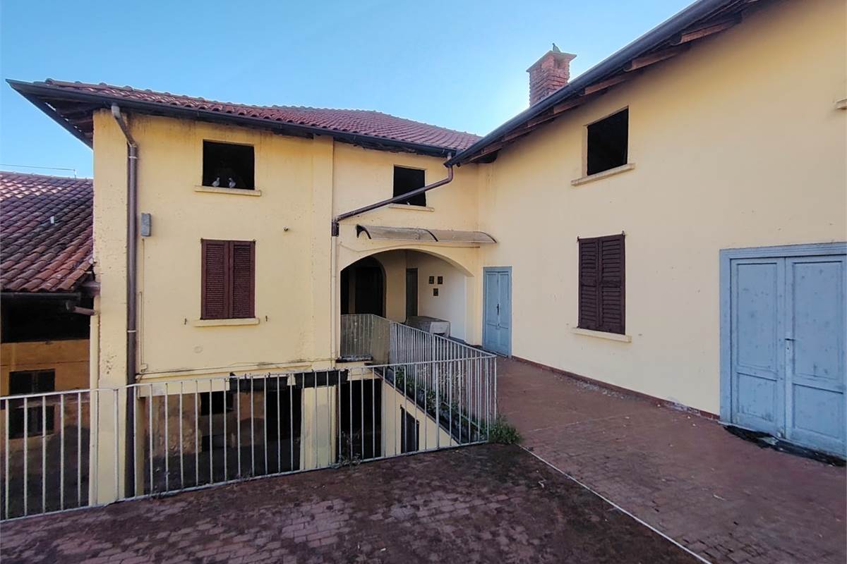 Intero compendio con chiostro interno