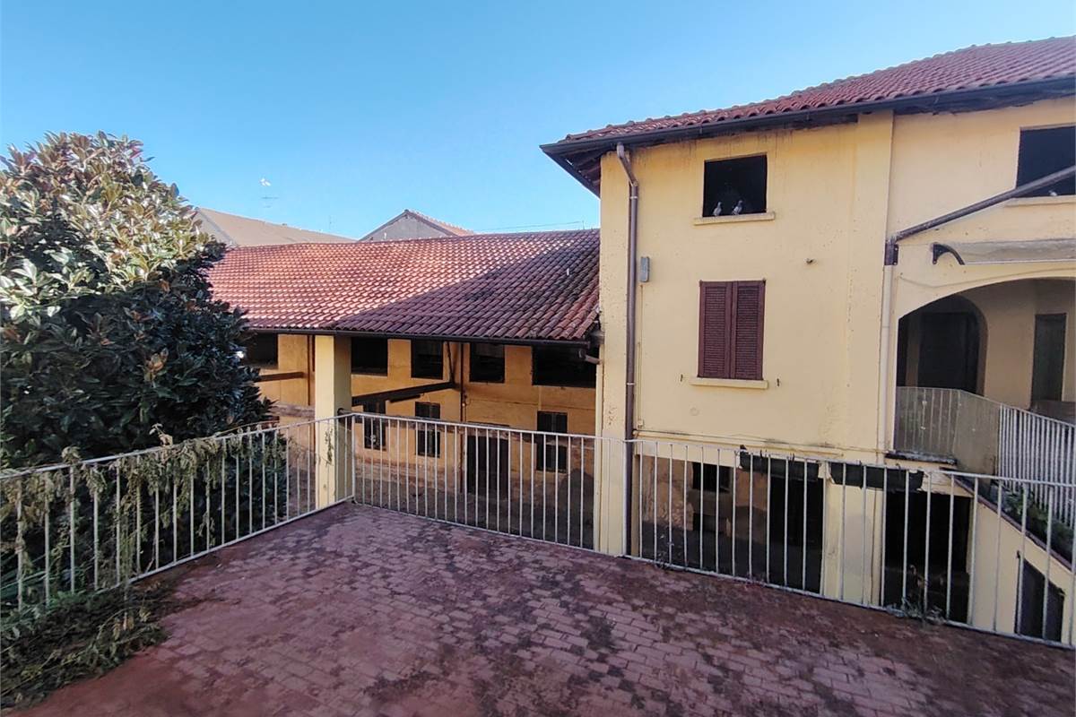 Intero compendio con chiostro interno