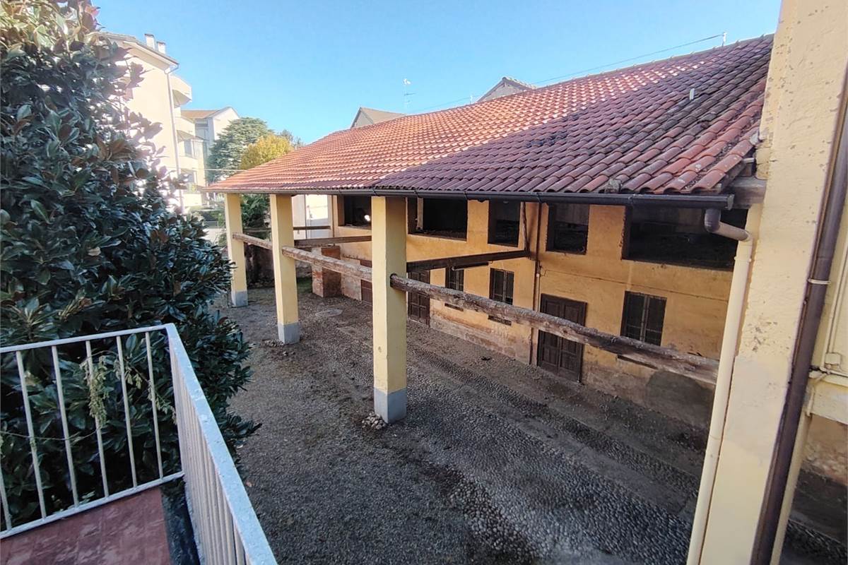 Intero compendio con chiostro interno