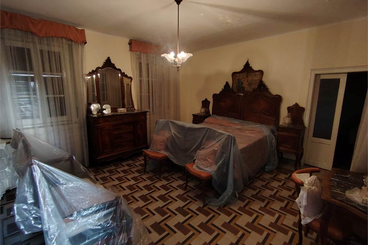 Intero compendio con chiostro interno