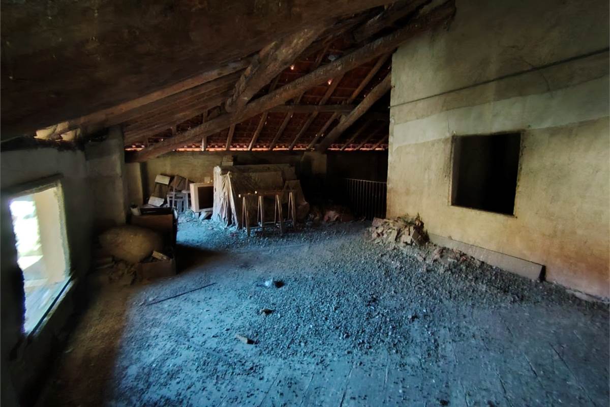 Intero compendio con chiostro interno