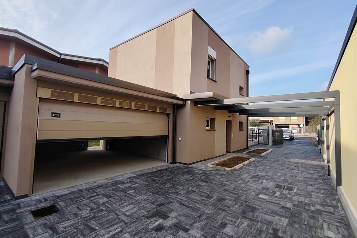 Villa Unifamiliare con ampio giardino e box doppio