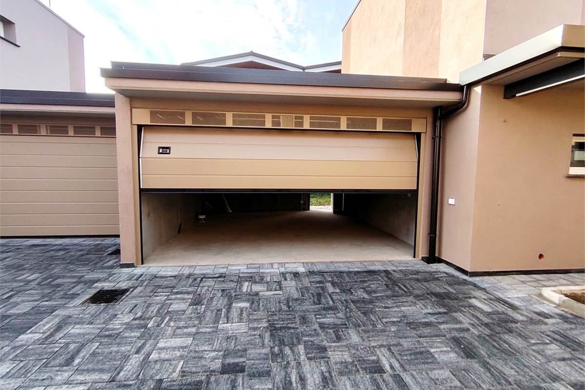 Villa Unifamiliare con ampio giardino e box doppio