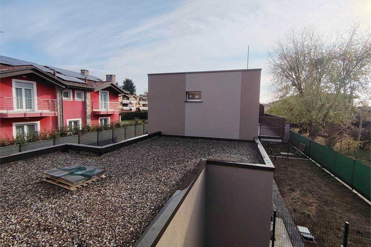 Villa Unifamiliare con ampio giardino e box doppio