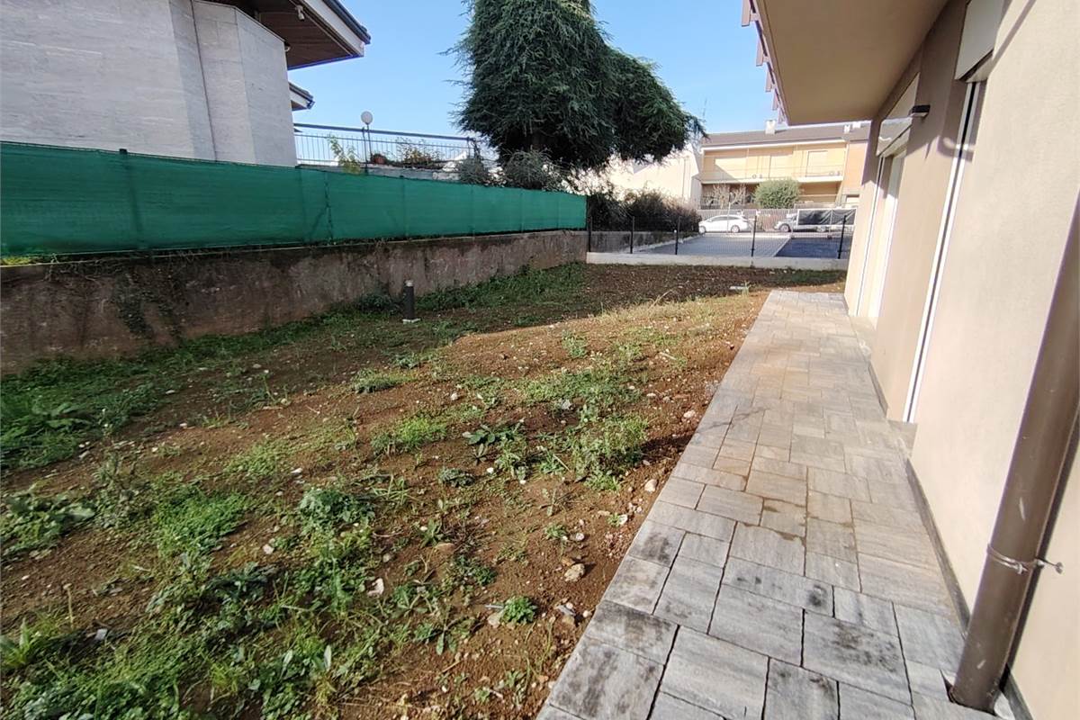 Villa Unifamiliare con ampio giardino e box doppio