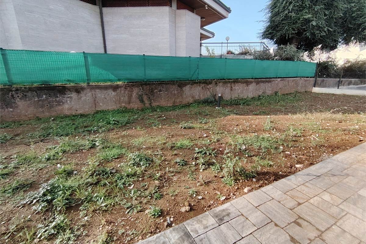 Villa Unifamiliare con ampio giardino e box doppio