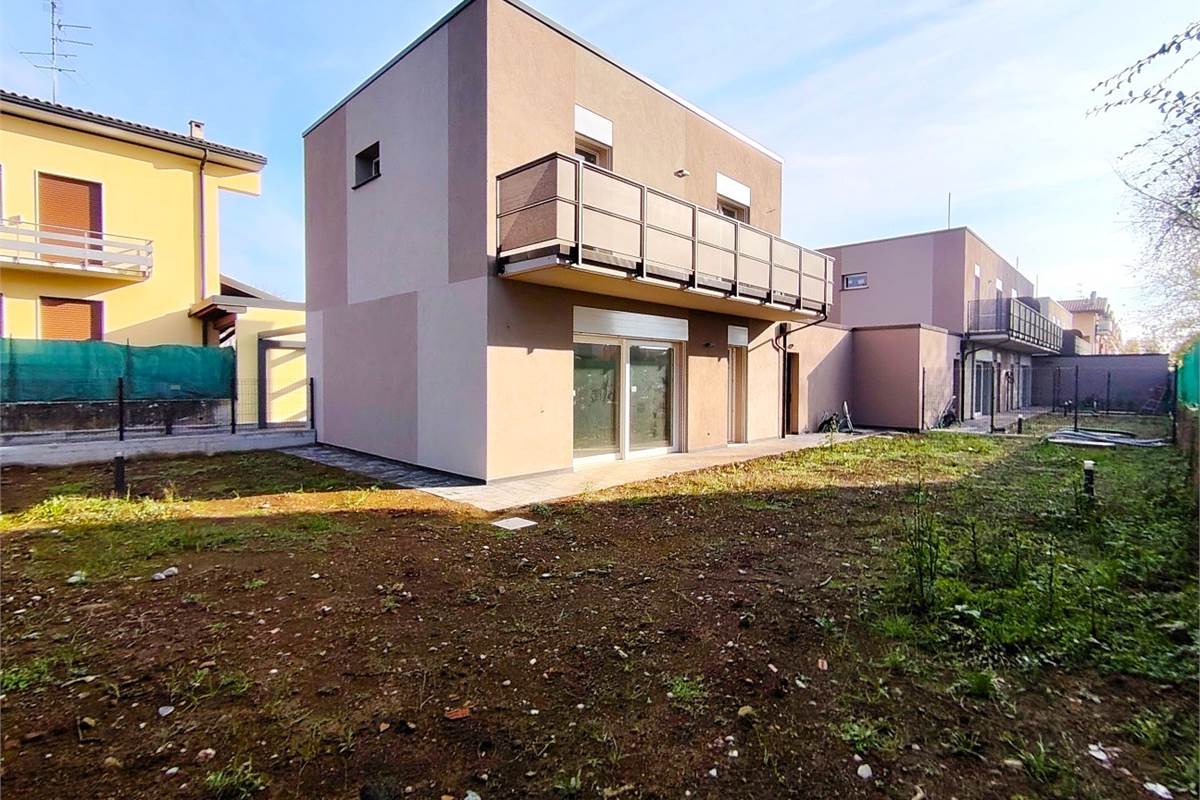 Villa Unifamiliare con ampio giardino e box doppio