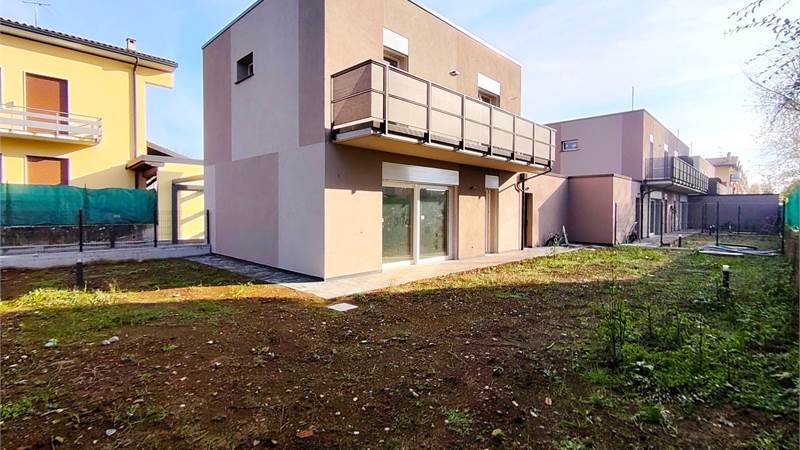 Villa Unifamiliare con ampio giardino e box doppio