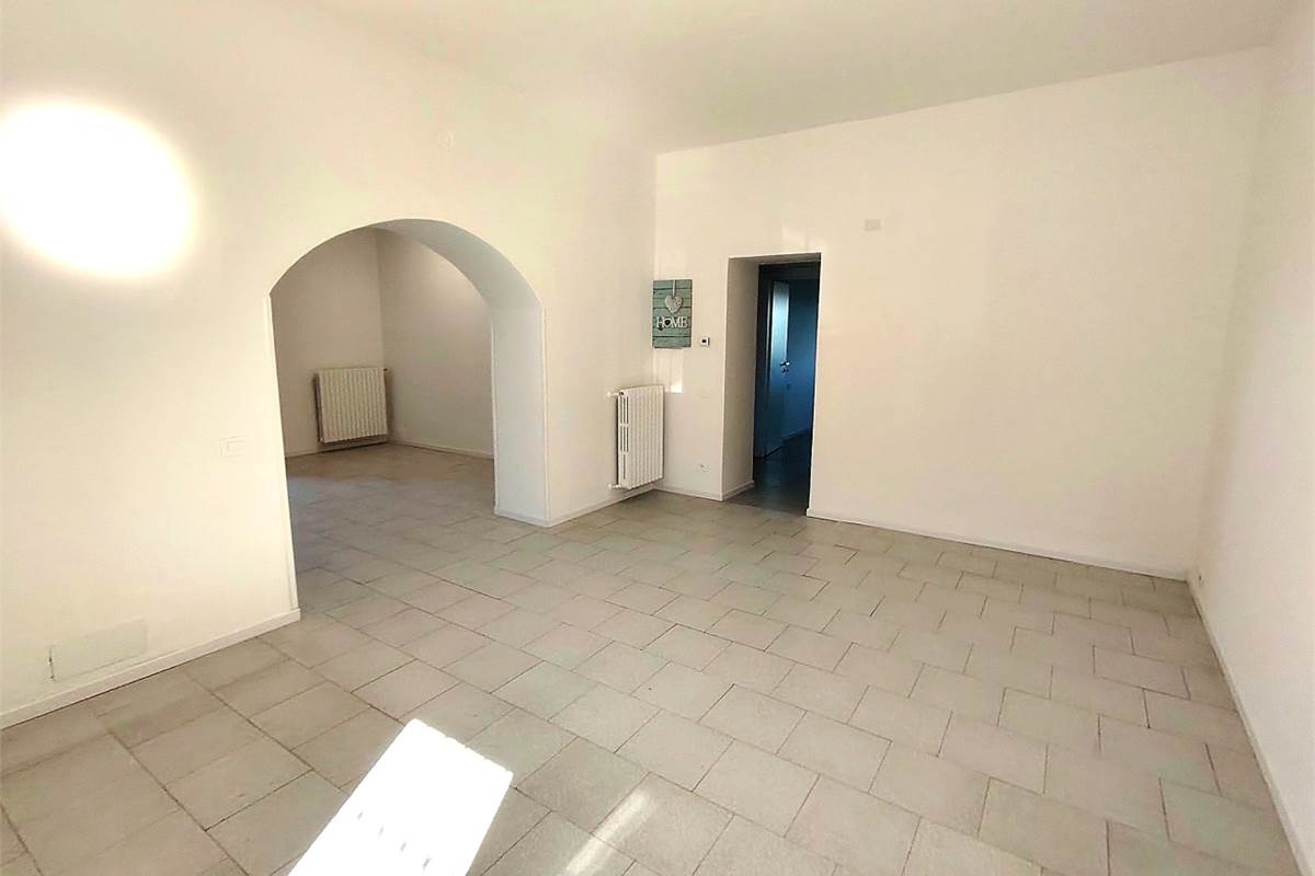 Ampio trilocale con giardino 