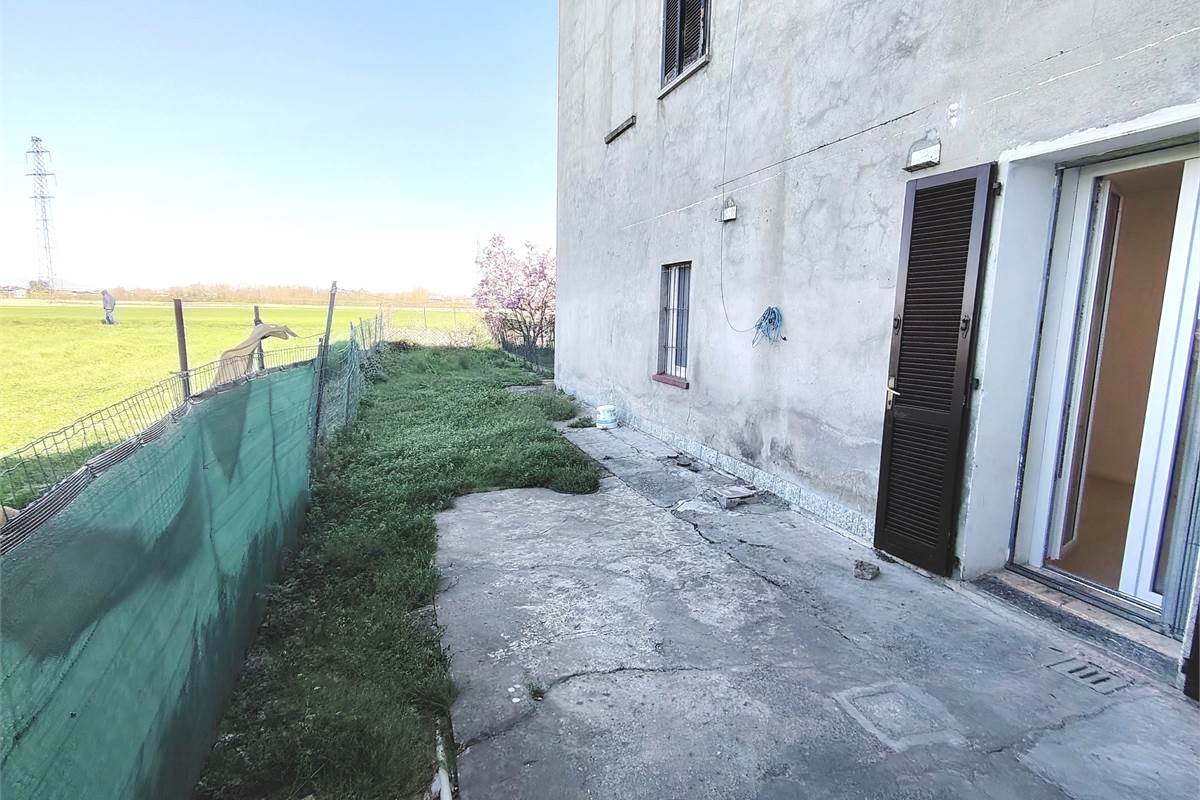 Ampio trilocale con giardino 