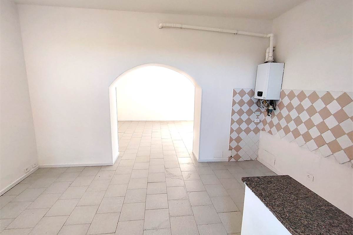 Ampio trilocale con giardino 