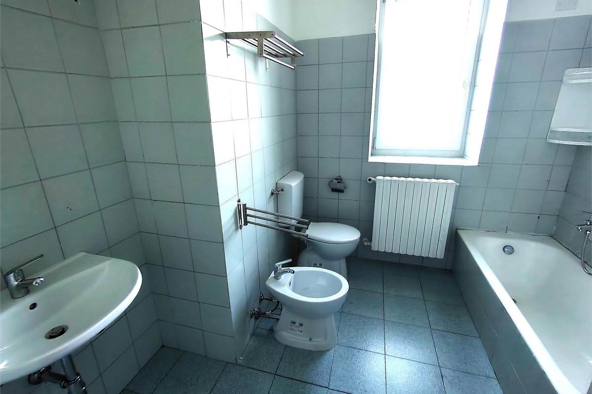 Ampio trilocale con giardino 