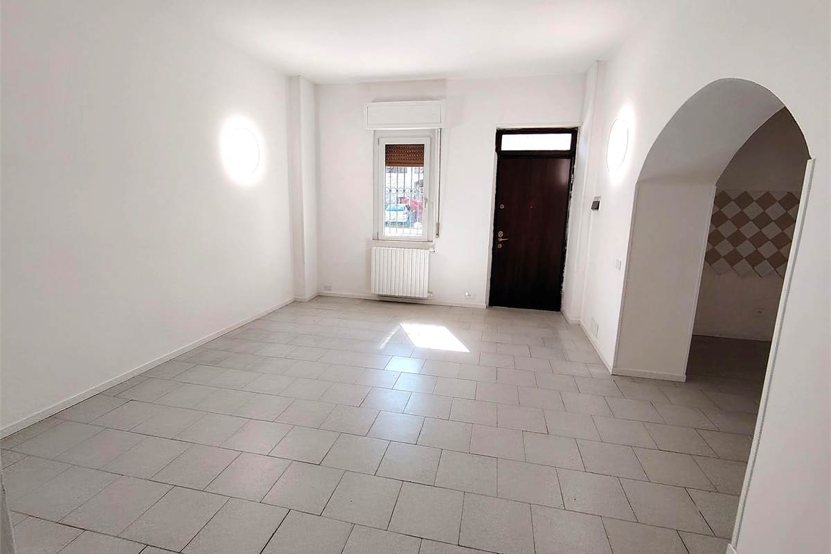 Ampio trilocale con giardino 