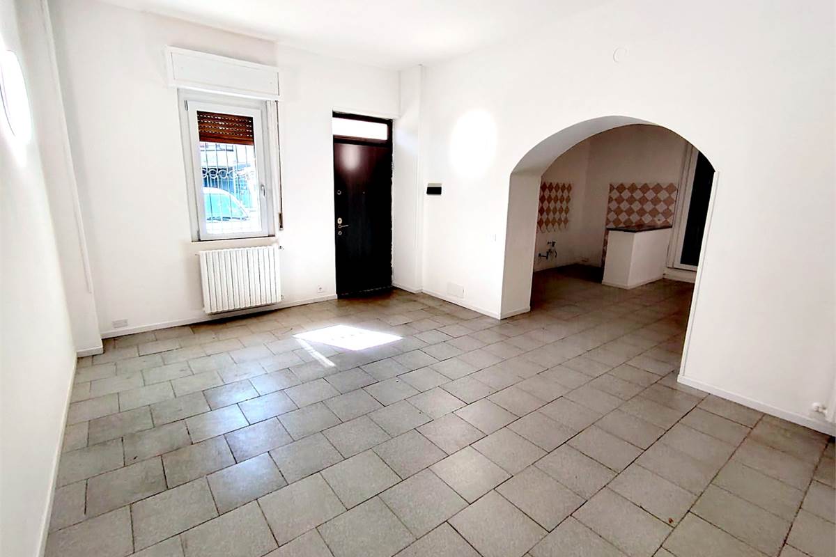 Ampio trilocale con giardino 