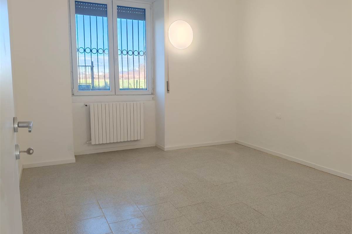 Ampio trilocale con giardino 