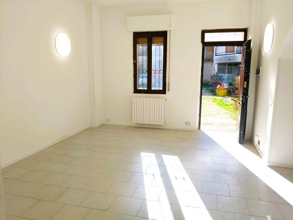 Ampio trilocale con giardino 