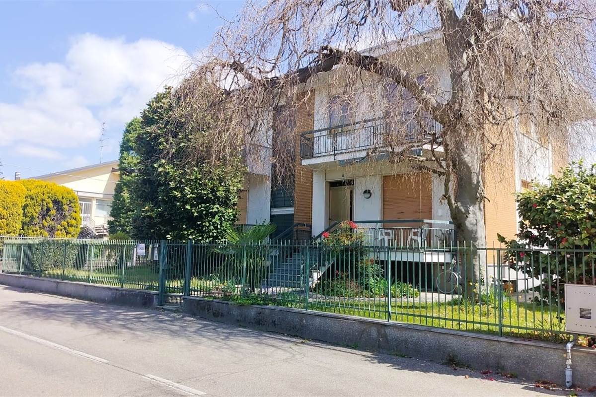Villa In Vendita a Rovellasca