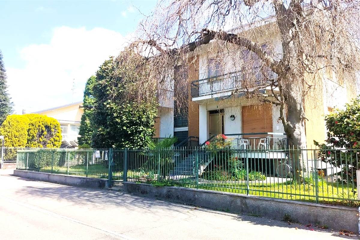 Villa In Vendita a Rovellasca