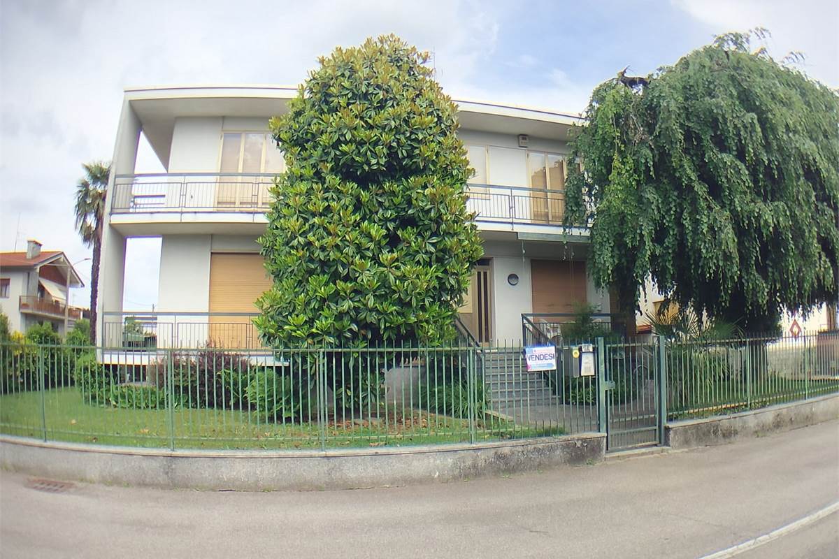 Villa Bifamiliare In Vendita a Rovellasca