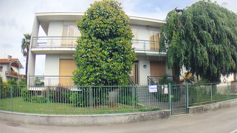 Villa Bifamiliare In Vendita a Rovellasca