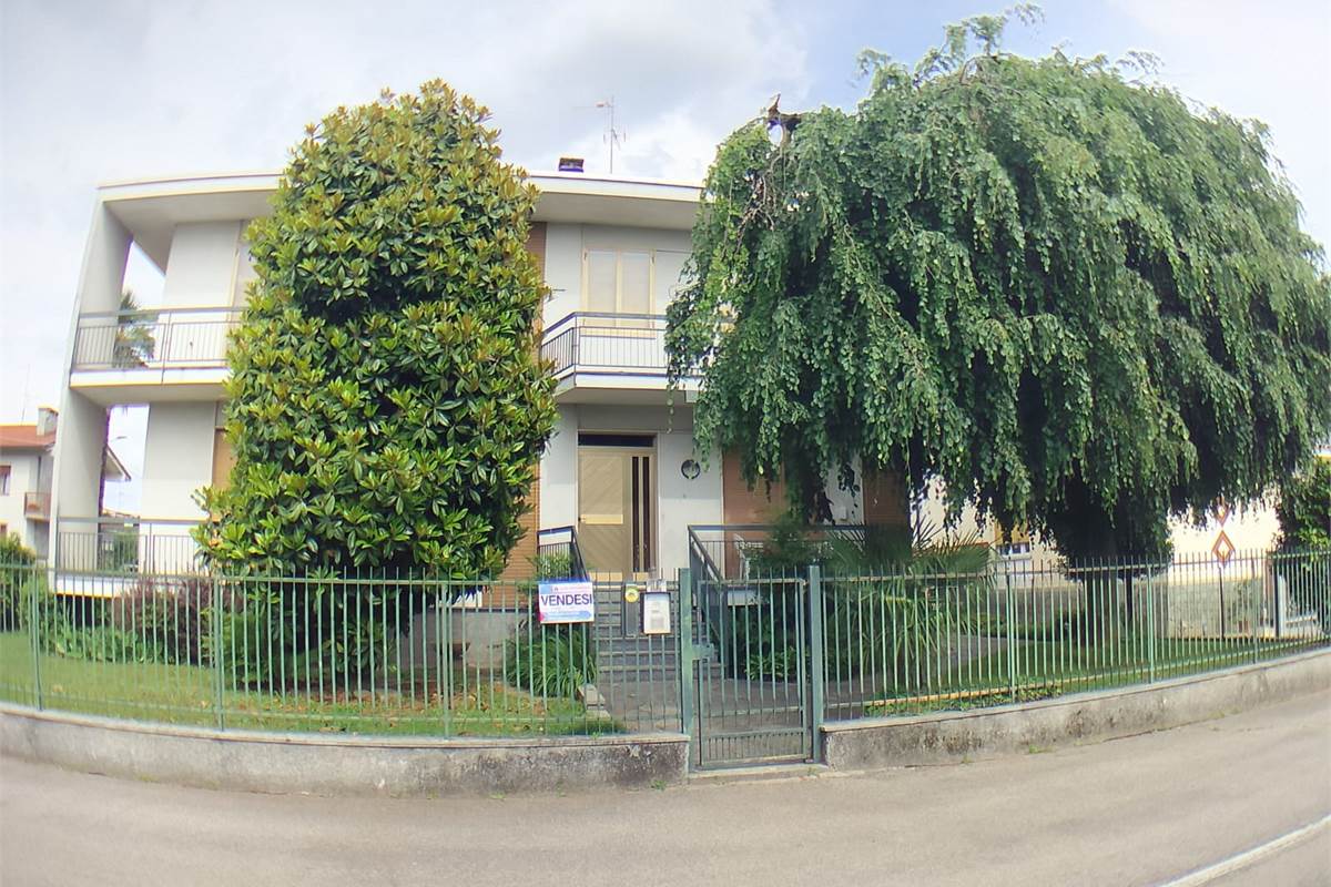 Villa Bifamiliare In Vendita a Rovellasca