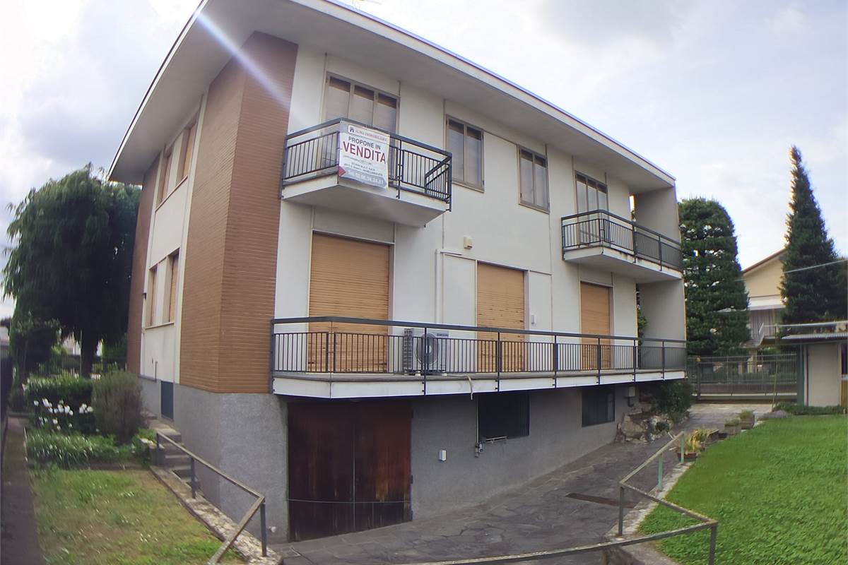 Villa Bifamiliare In Vendita a Rovellasca