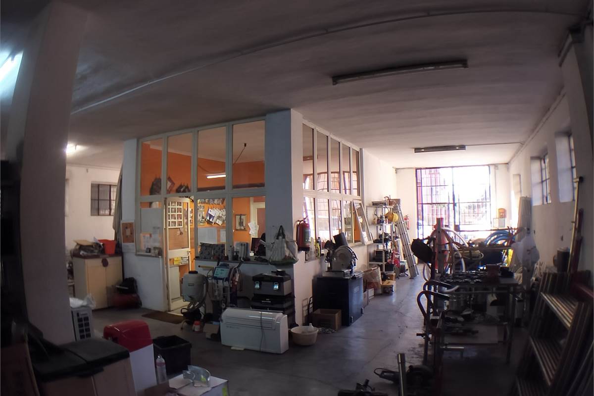 Magazzino In Vendita a Limbiate