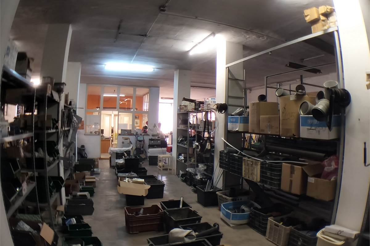 Magazzino In Vendita a Limbiate