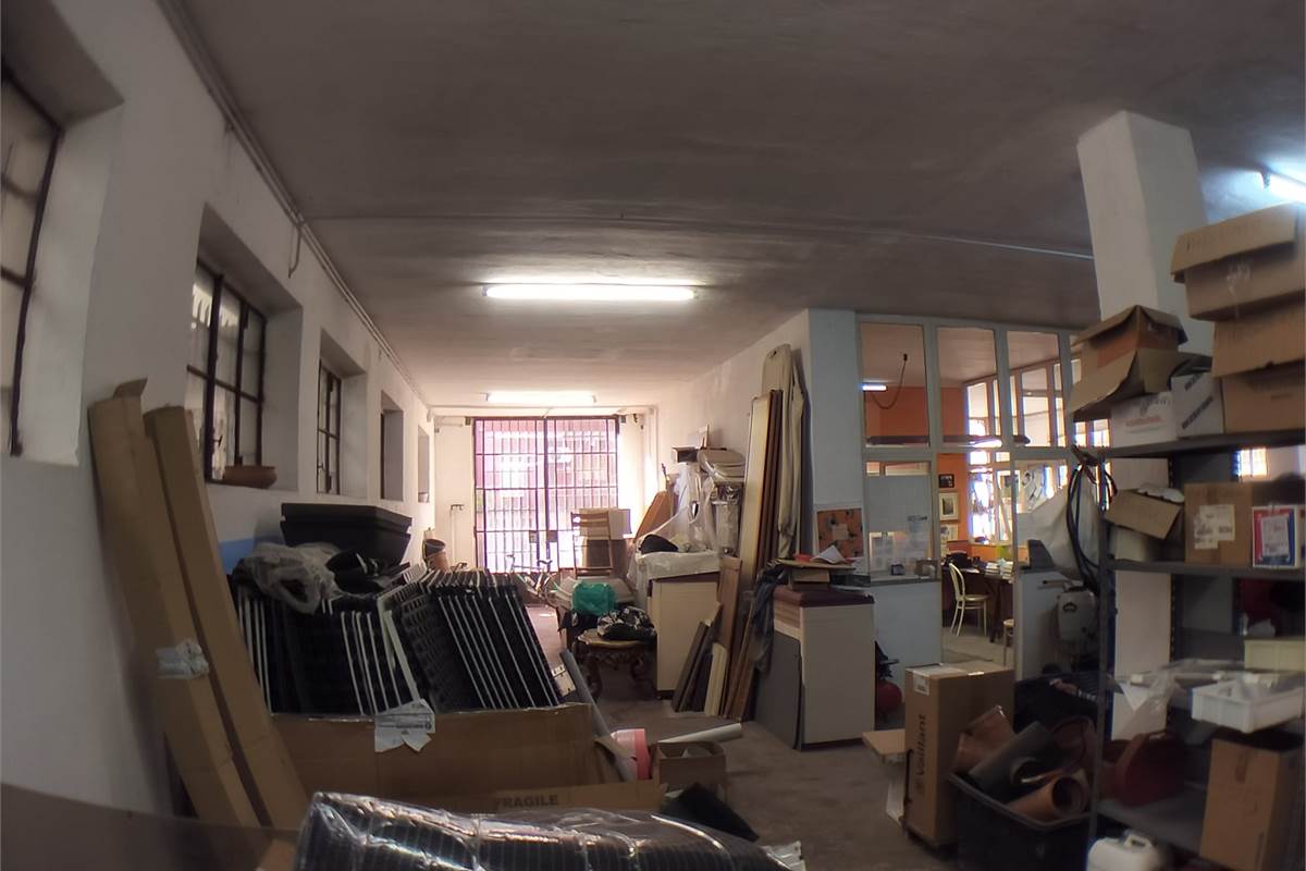 Magazzino In Vendita a Limbiate