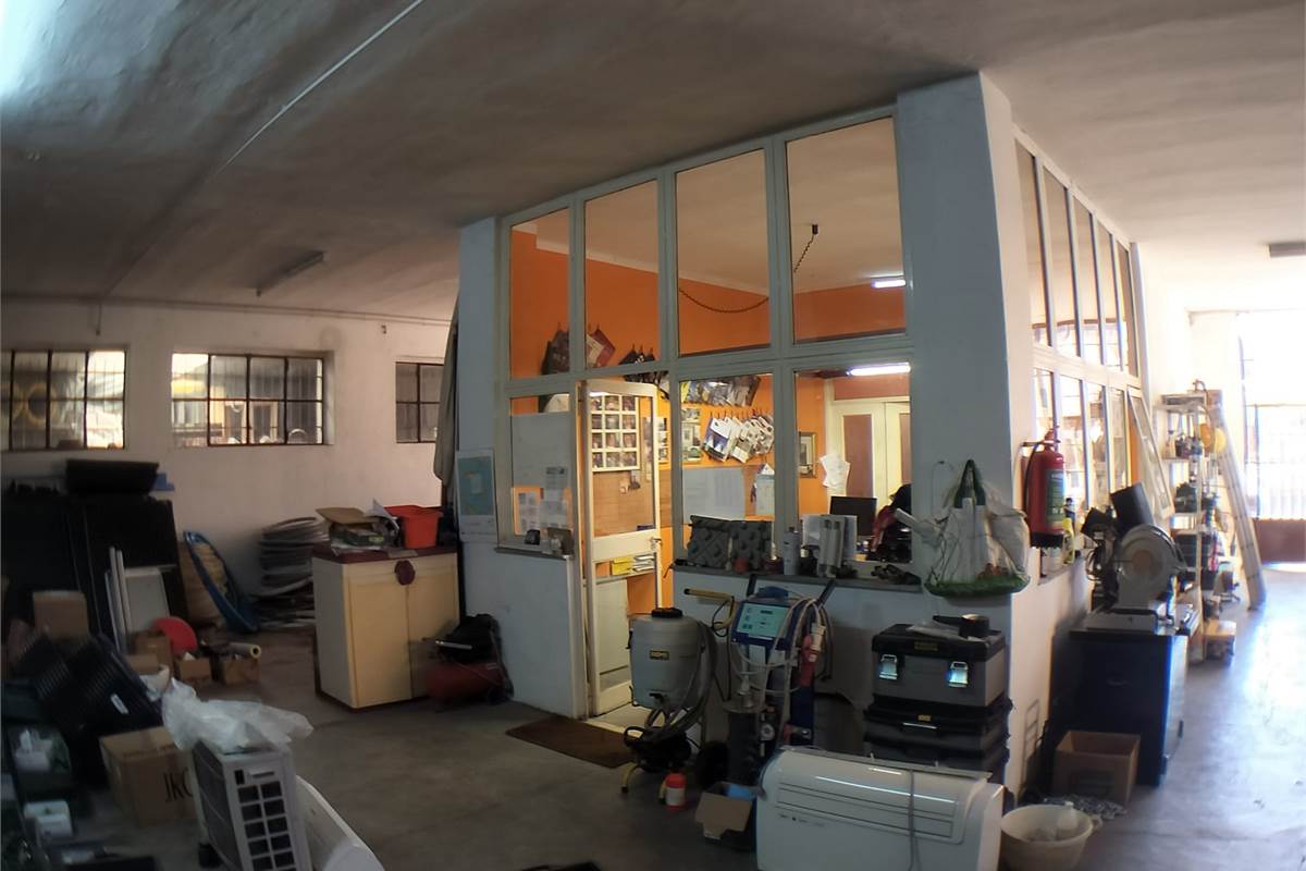 Magazzino In Vendita a Limbiate