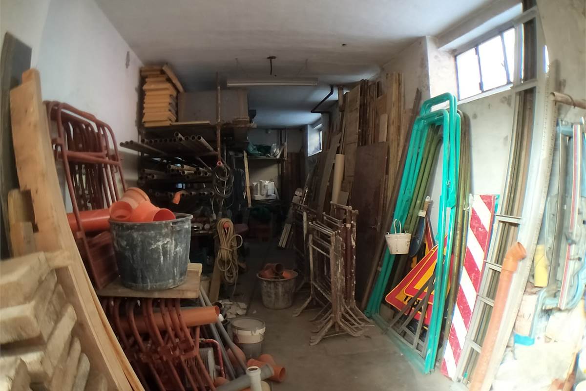 Magazzino In Vendita a Limbiate