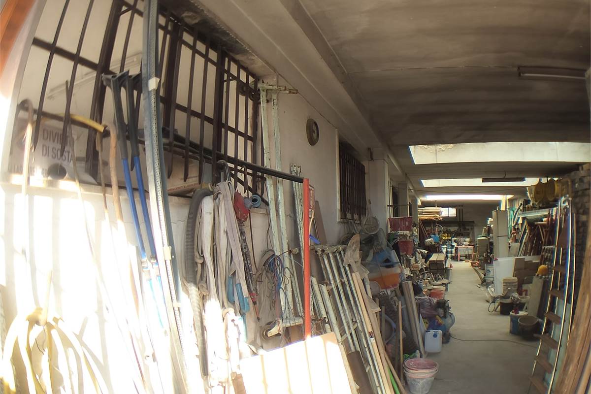 Magazzino In Vendita a Limbiate