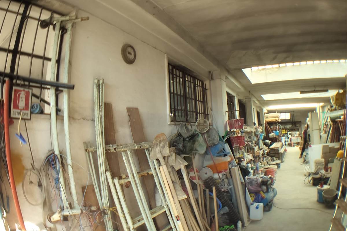 Magazzino In Vendita a Limbiate