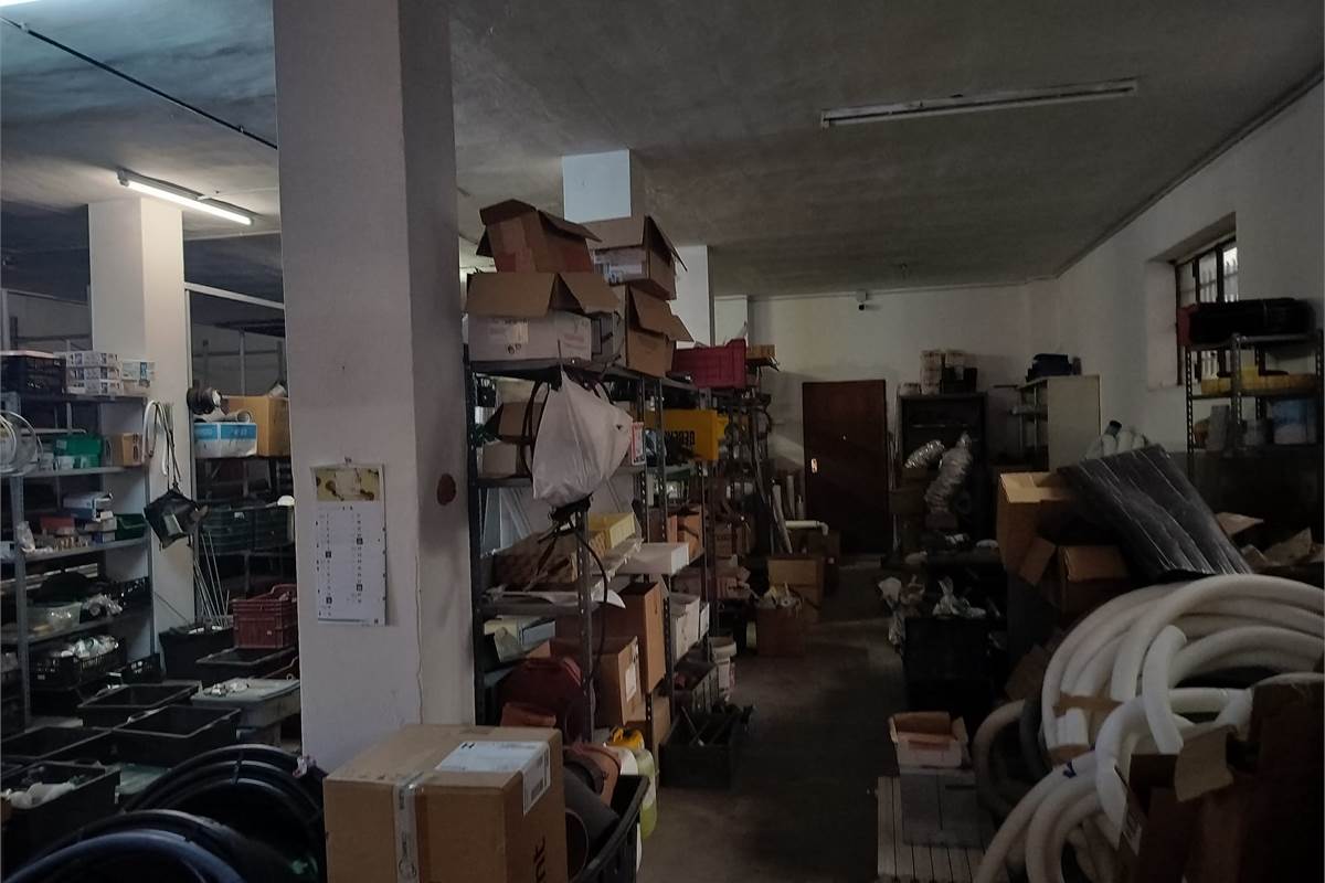Magazzino In Vendita a Limbiate