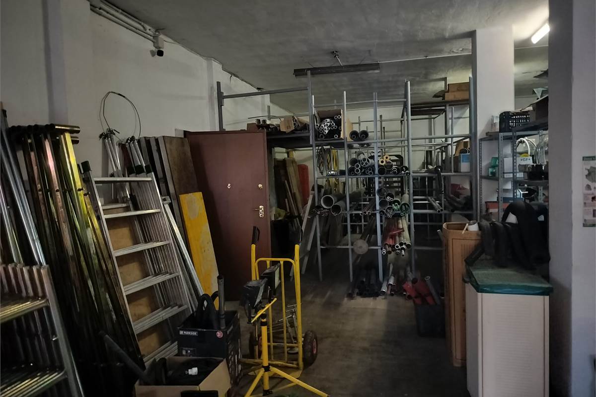 Magazzino In Vendita a Limbiate