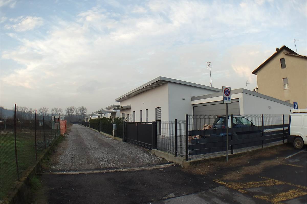 Villa Bifamiliare In Vendita a Senna Comasco