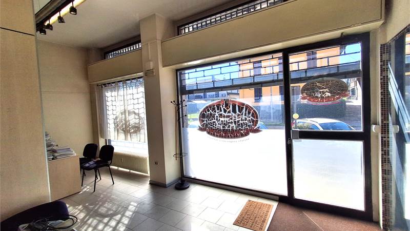 Negozio In Vendita a Luisago