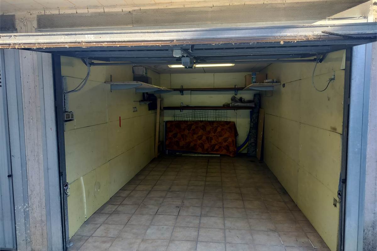 Garage In Vendita a Ceriano Laghetto