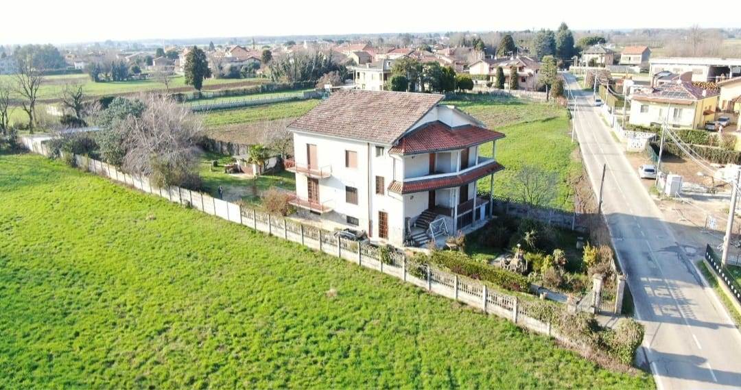 Villa In Vendita a Limido Comasco