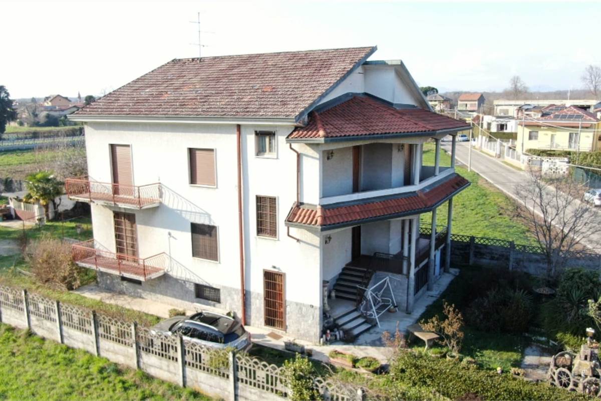 Villa In Vendita a Limido Comasco