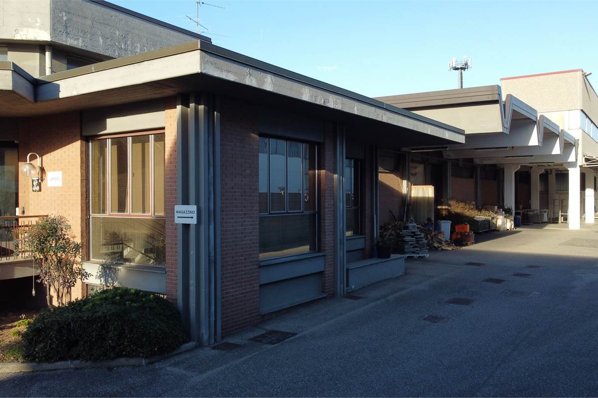 Ampia area uffici indipendente in locazione