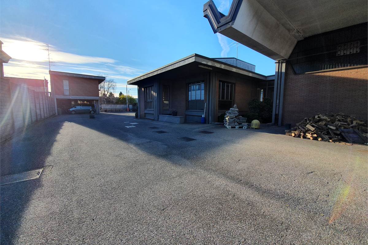 Ampia area uffici indipendente in locazione